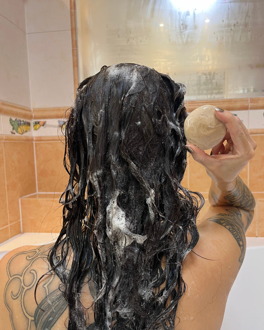 Kvitok Solution Prebiotický tuhý šampon s anti-pollution ochranou Hair Booster (50 g)