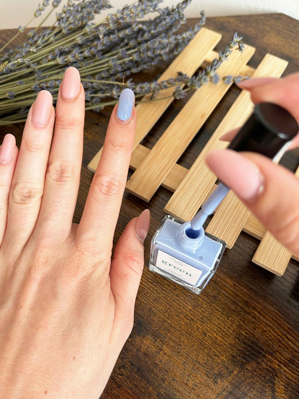 Manucurist Green schnoucí lak na nehty - Lilas (15 ml)