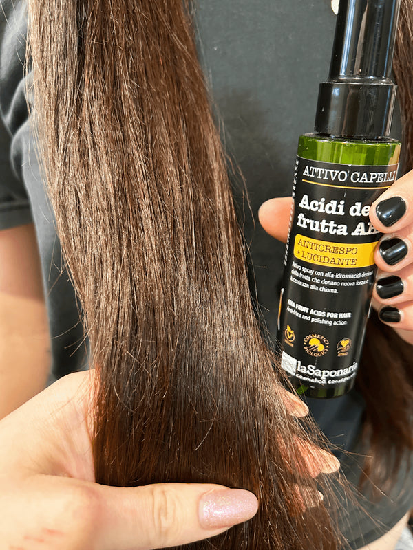 laSaponaria Aktivní sprej na vlasy proti krepatění s AHA ovocnými kyselinami (100 ml)