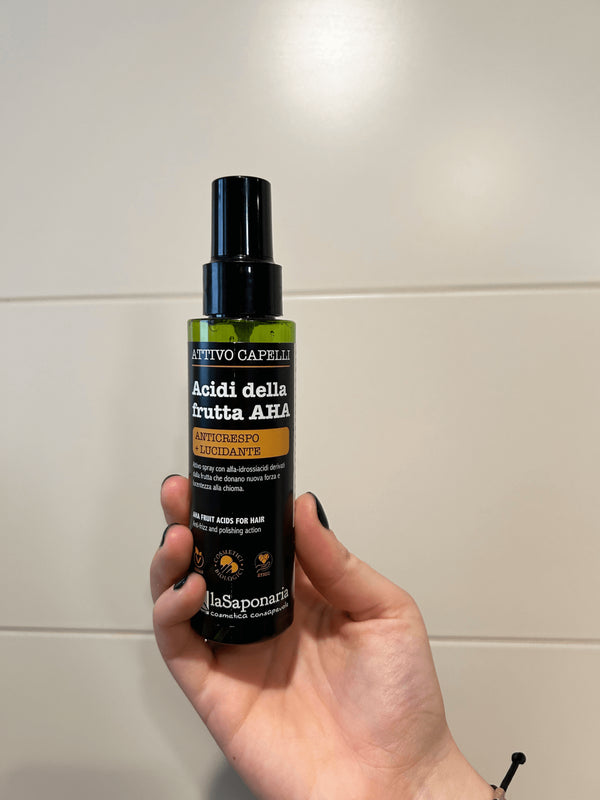 laSaponaria Aktivní sprej na vlasy proti krepatění s AHA ovocnými kyselinami (100 ml)
