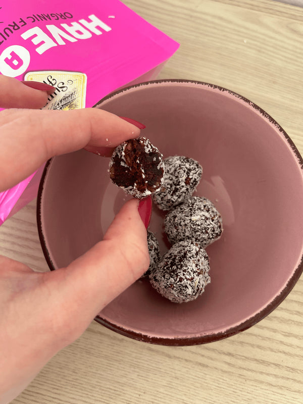 Sunny Fruit Ovocné koule z datlí a višní s lískovými ořechy obalené v kokosu BIO (126 g)