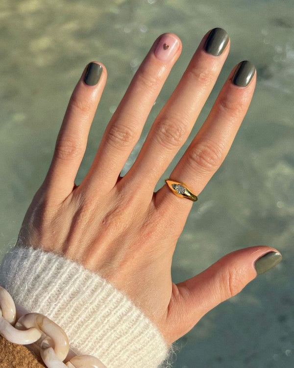 Manucurist Green schnoucí lak na nehty - Khaki (15 ml)