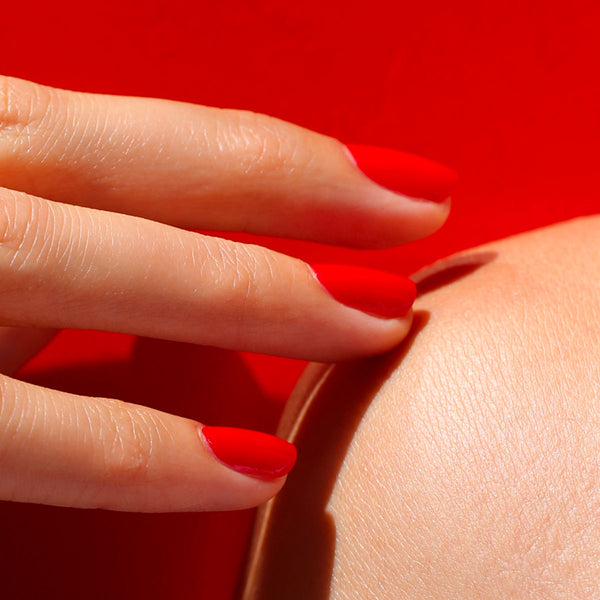 Manucurist Green Flash LED gel lak na nehty - Poppy Red (15 ml)