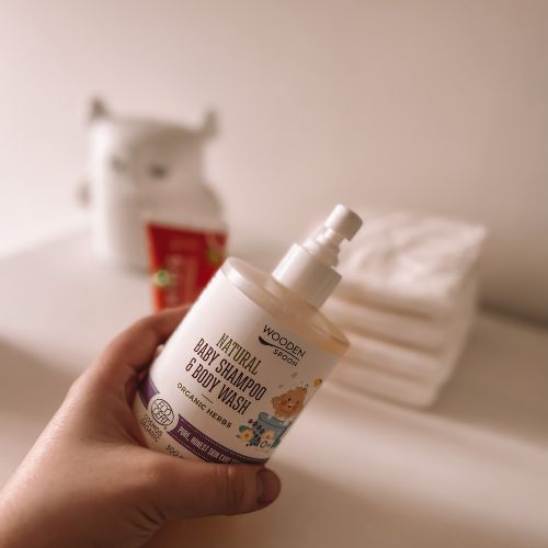 Wooden Spoon Dětský sprchový gel a šampon na vlasy 2v1 s bylinkami BIO (300 ml)