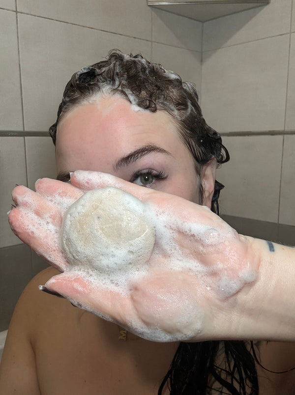 Kvitok Solution Prebiotický tuhý šampon s anti-pollution ochranou Hair Booster (50 g)