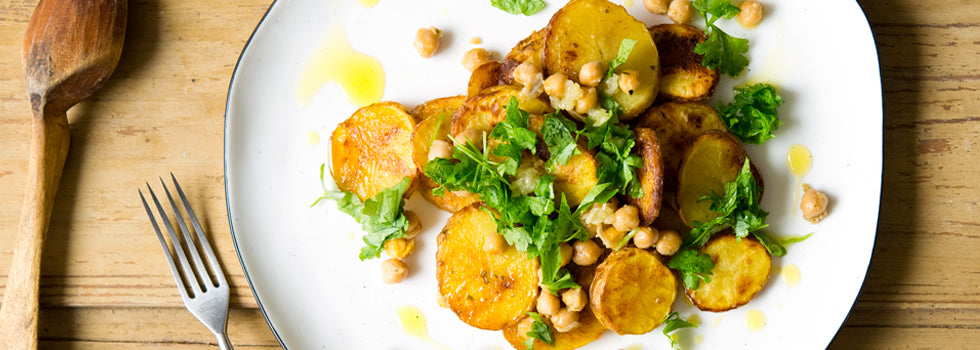 Teplý salát z pečených brambor a pečené cizrny