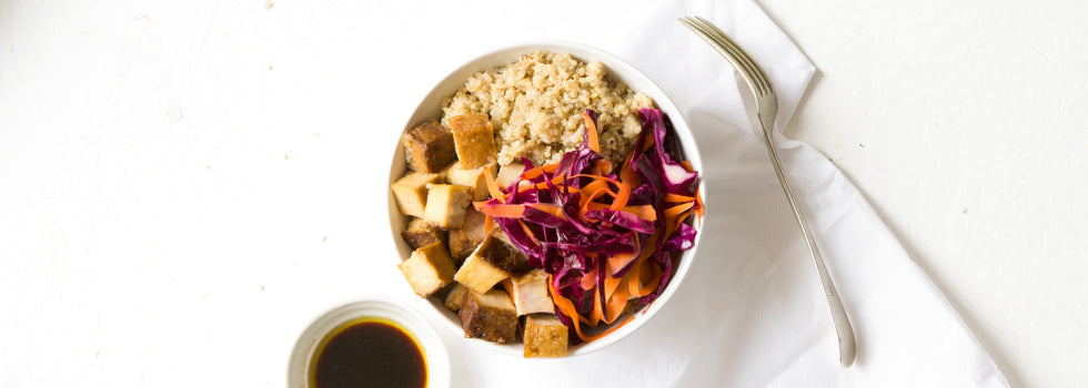 Quinoa bowl s uzeným tofu