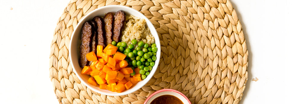 Quinoa bowl s uzeným tempehem