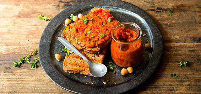 Topinky s pikantní cizrnovou pomazánkou