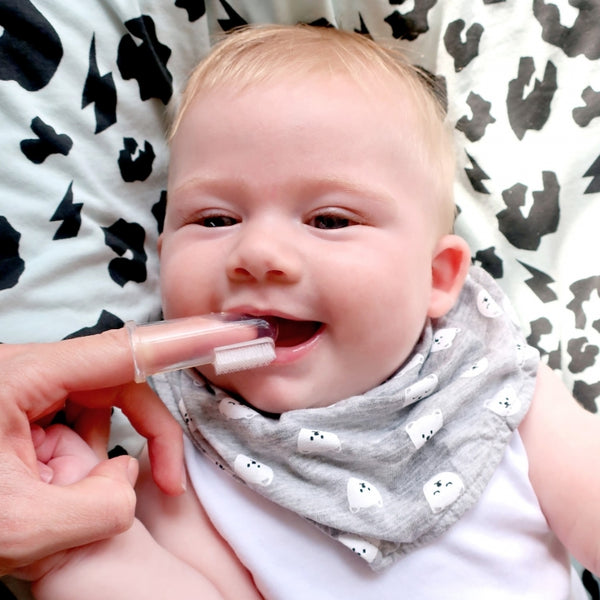 Jack n' Jill Silikonový zubní kartáček na prst pro miminka (2ks) + pouzdro