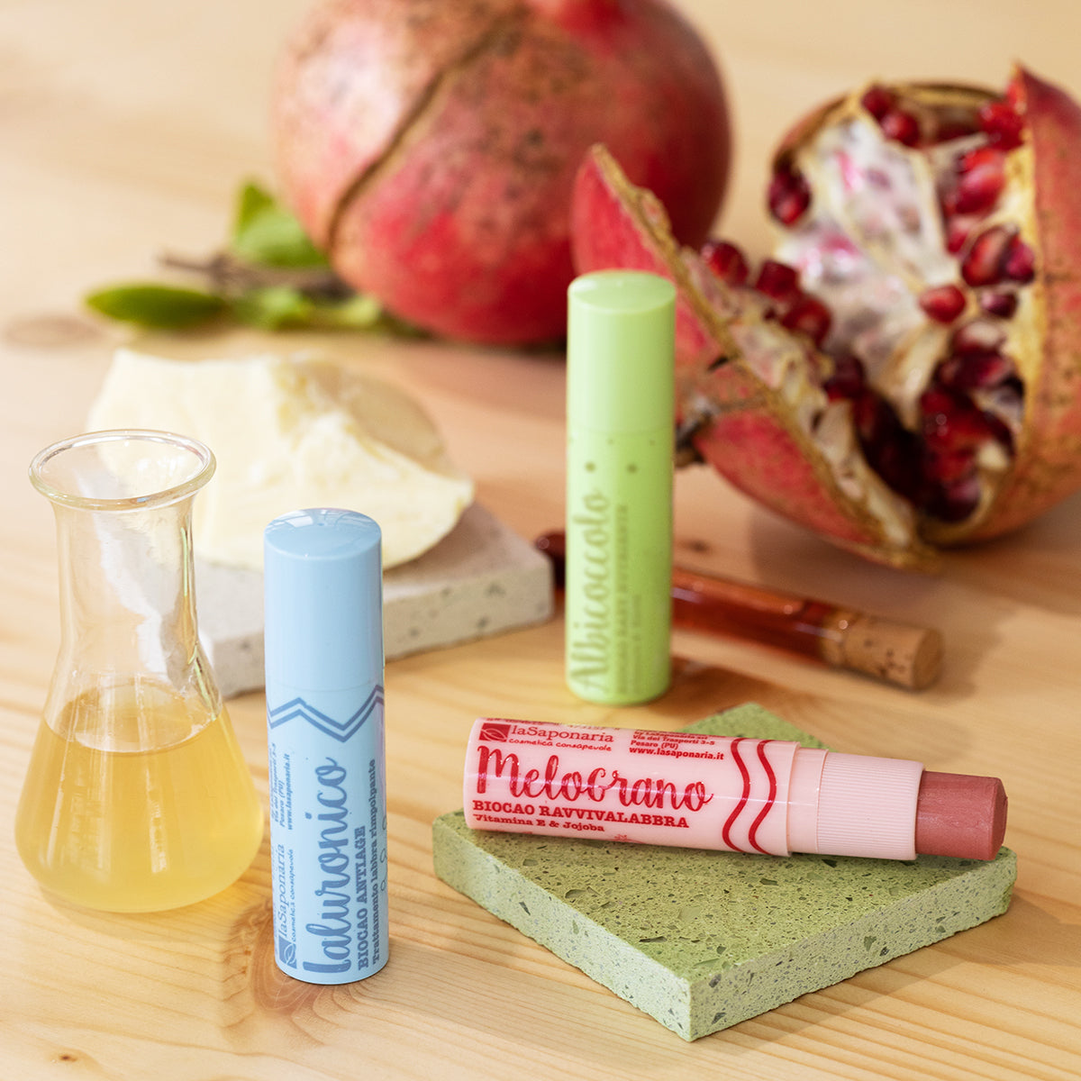laSaponaria Tónovací balzám na rty Biocao s granátovým jablkem BIO (5,7 ml)