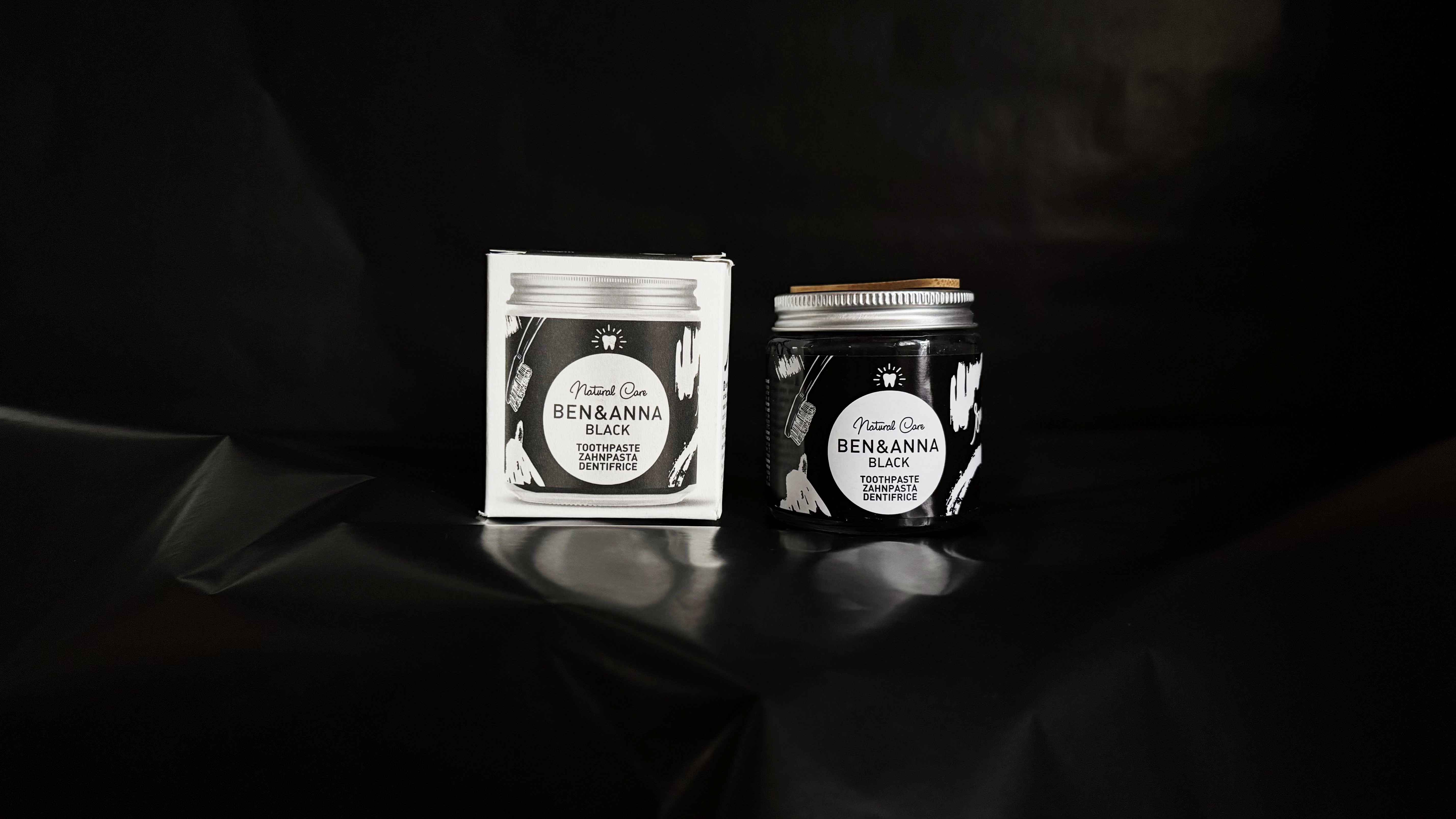 Ben & Anna Zubní pasta pro bělení zubů s aktivním uhlím (100 ml)