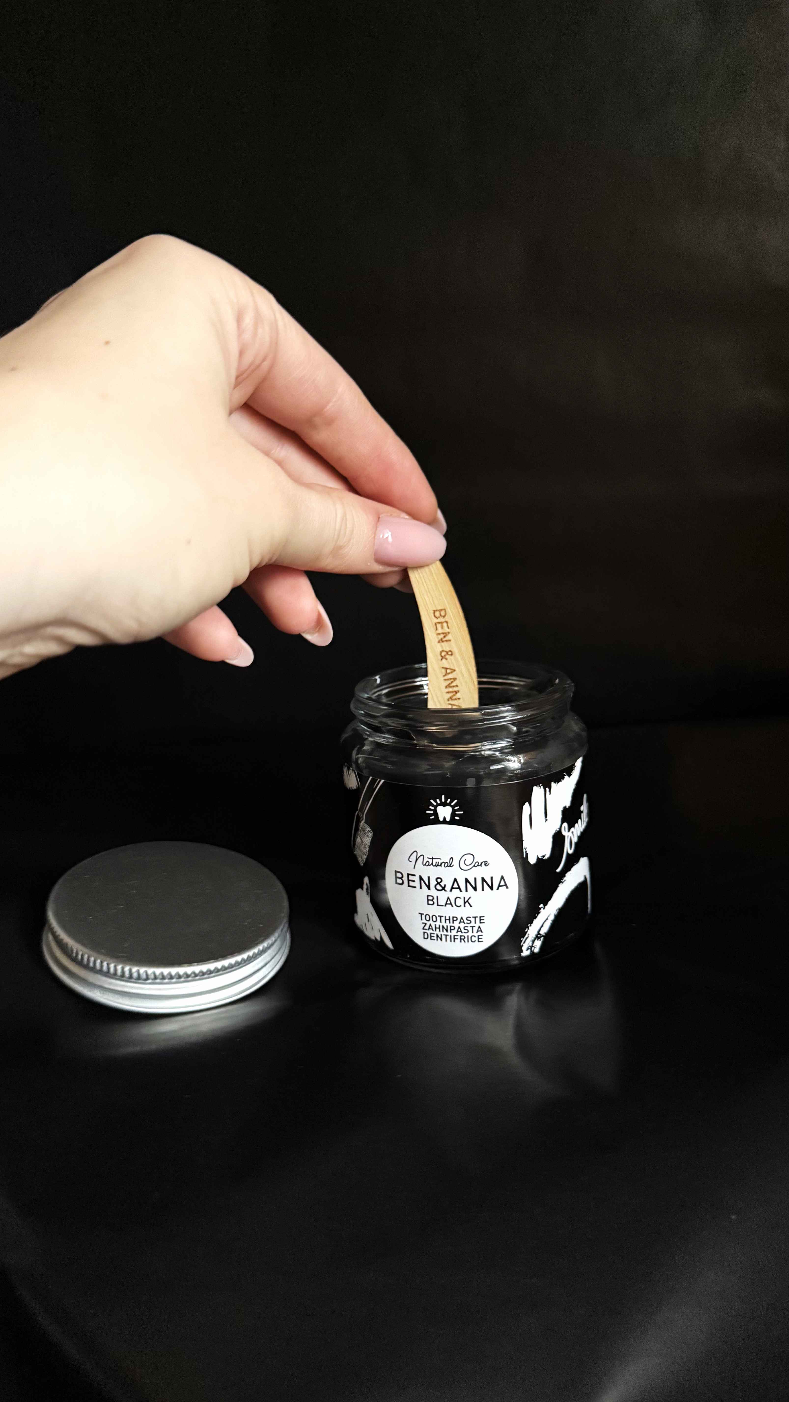 Ben & Anna Zubní pasta pro bělení zubů s aktivním uhlím (100 ml)