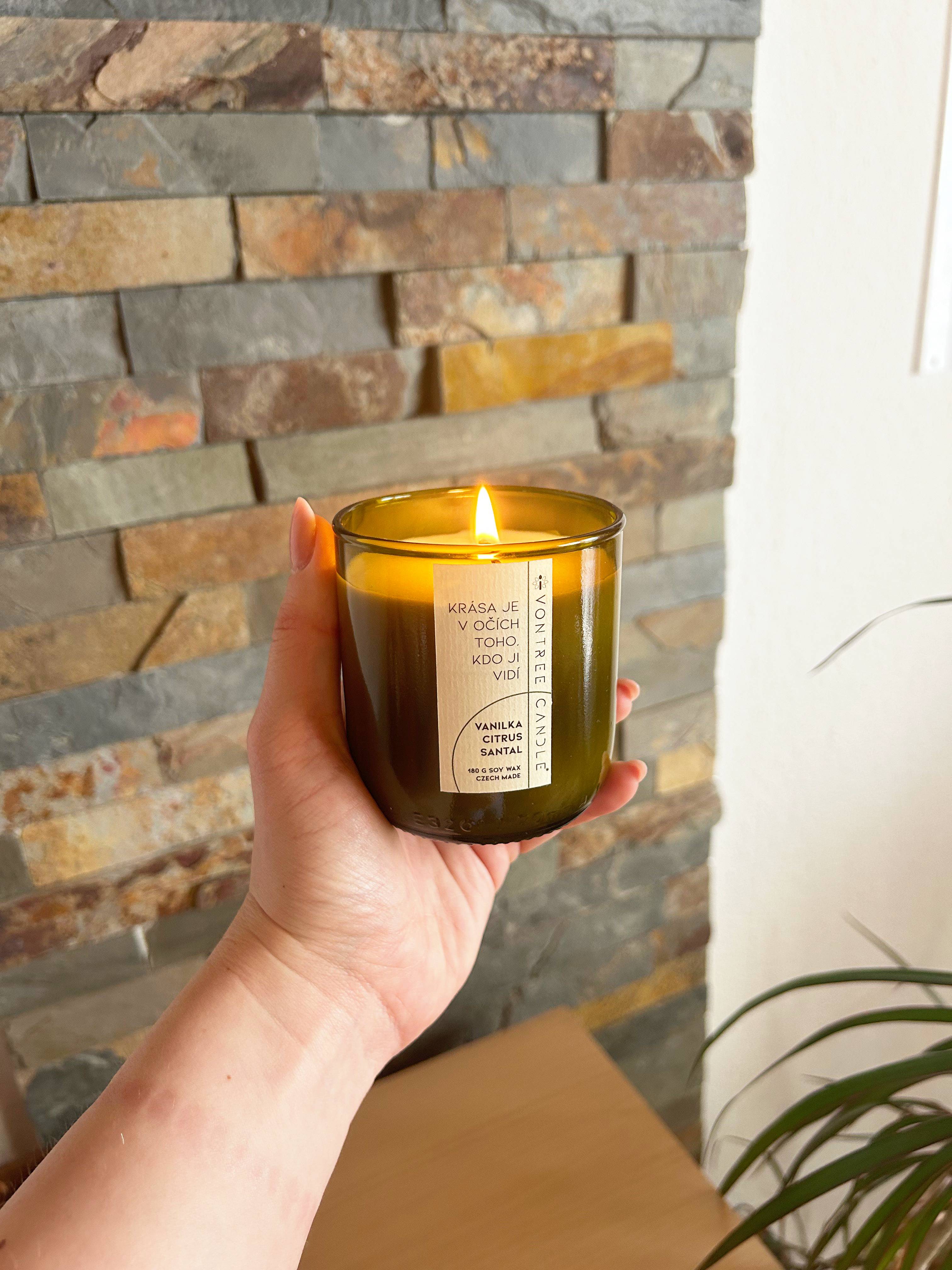VonTree Candle Vonná svíčka ve vinné lahvi (250 ml) -  Vanilka, santal a citrus