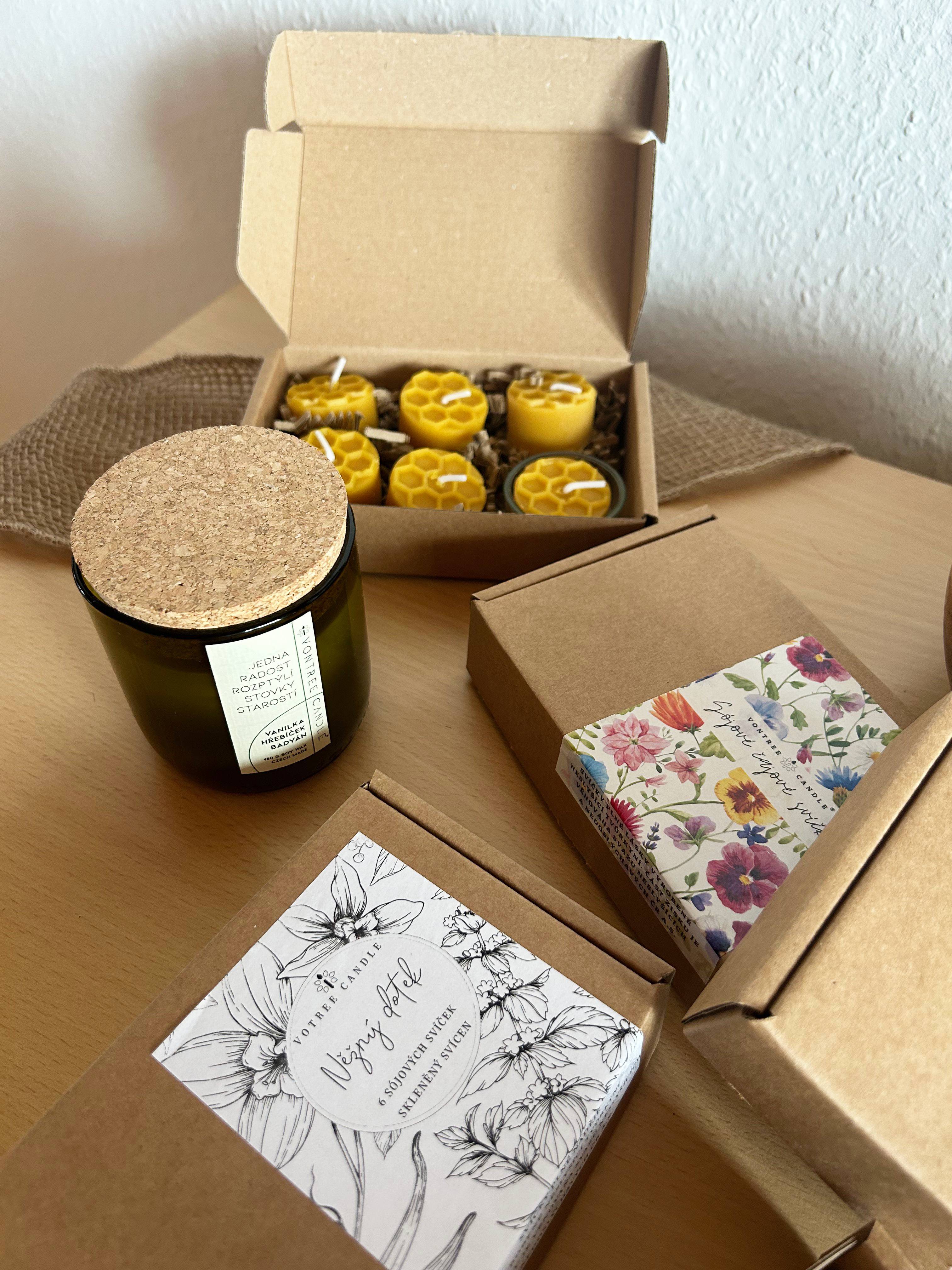 VonTree Candle Vonná svíčka ve vinné lahvi (250 ml) -  Vanilka, santal a citrus