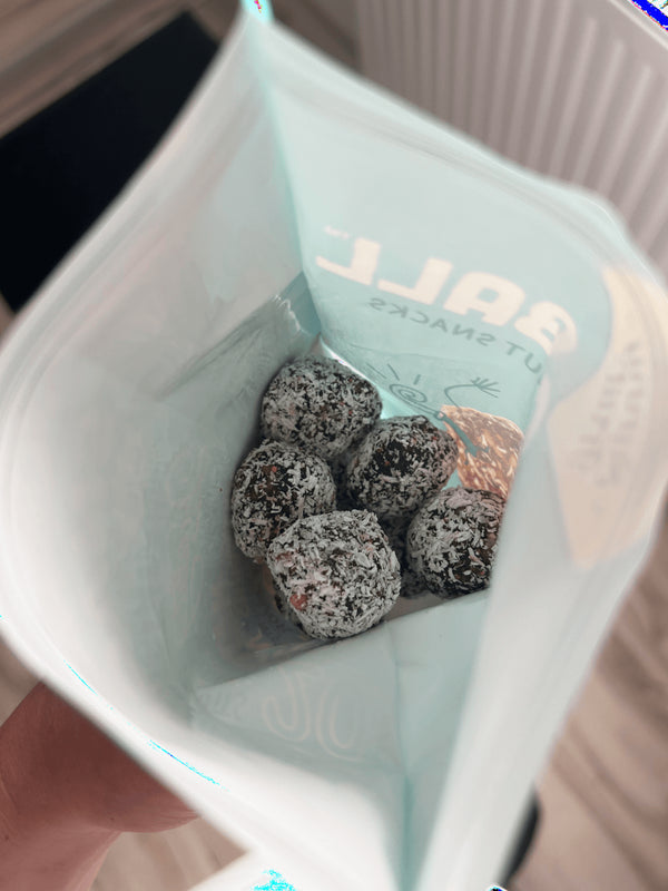 Sunny Fruit Ovocné koule z datlí a fíků s vlašskými ořechy obalené v kokosu BIO (126 g)